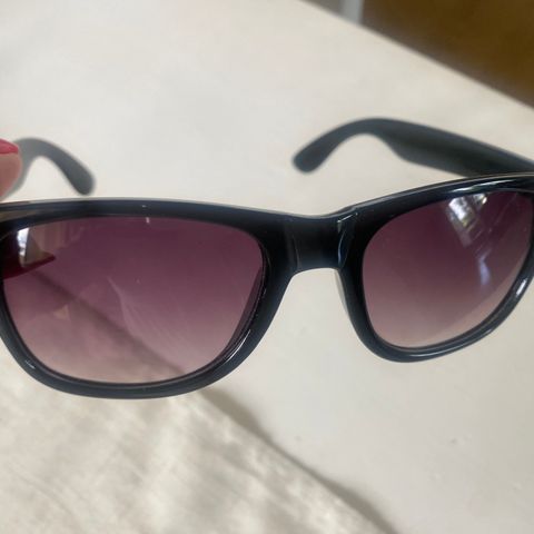 Fine sorte solbriller kun Kr 35. Brukt av dame
