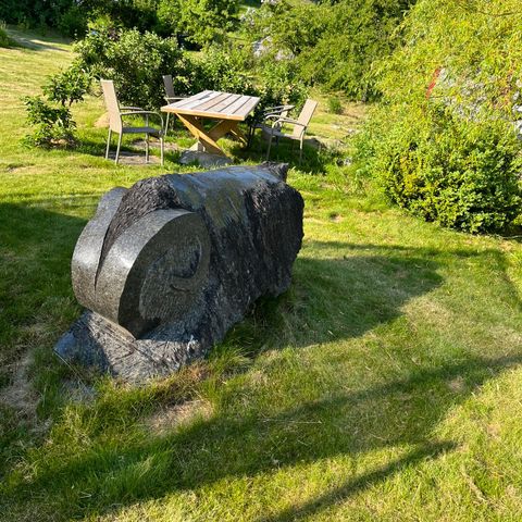 Granitt skulptur «væren» av Mette Midtseter