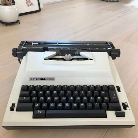 Hermes 505C kompakt elektrisk skrivemaskin med original koffert
