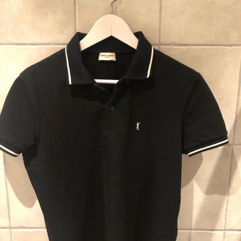 Lite brukt Saint Laurent polo t-skjorte i str. S.  2400kr.