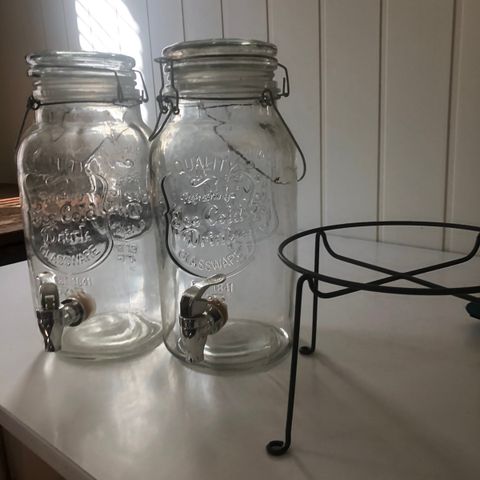 2x 3Litres summer jugs with a stand -80kr