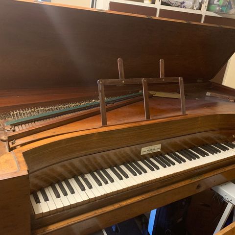 Antikt square piano fra 1852