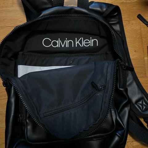 Calvin Klein rykksekk i skinn til salgs