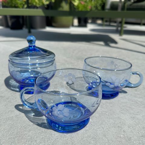 5 kopper og skål i blått glass med blomster, slipt.