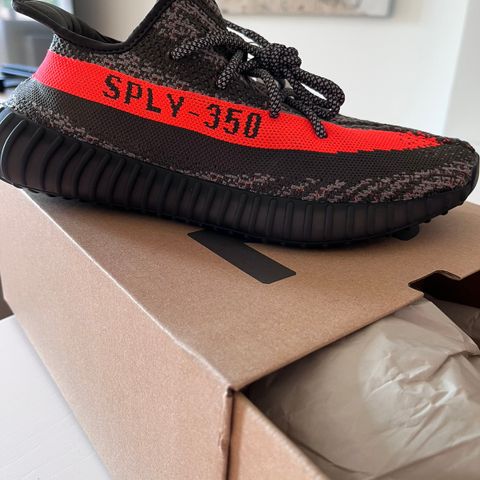 Helt nye Adidas Yeezy’s boost 350 V2 selges! Strl. 43 1/3