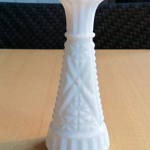 Vase  - pressglass hvit opalin
