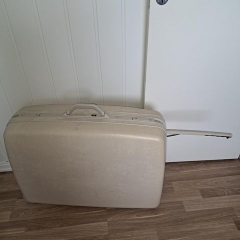 Trillekoffert Samsonite med  kodelås. Jeg brukte en gang nesten helt nytt