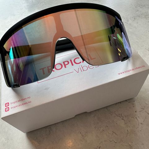 Solbriller fra Tropical Vibes i fargen: matte Black/zakura Pink Mirror, selges.
