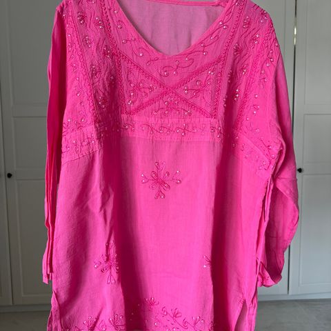 Rosa bluse med broderier og paljetter  / lang arm / ikke brukt