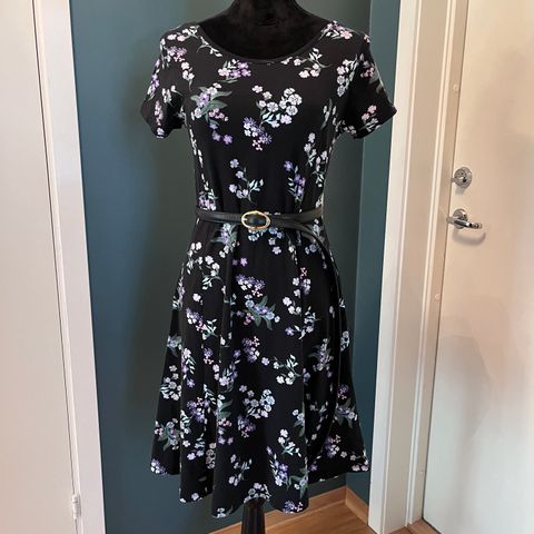 Trendig blomsterkjole fra Debenhams.Str 42 (M/L)