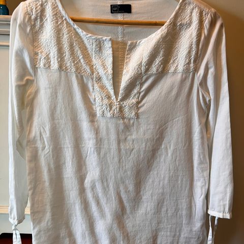 Gap embroidered cotton shirt