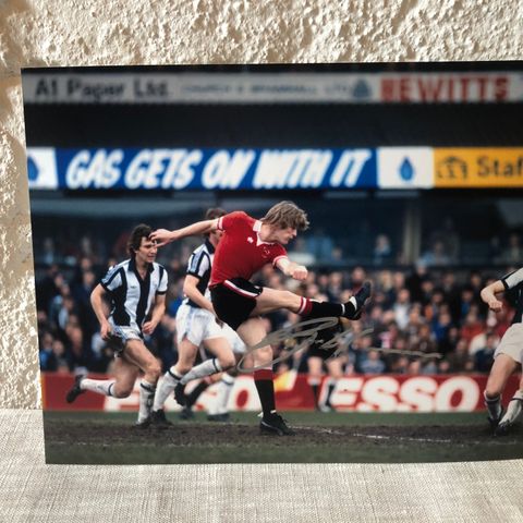 Manchester United - Gordon McQueen signert 25x20 cm fotografi med COA