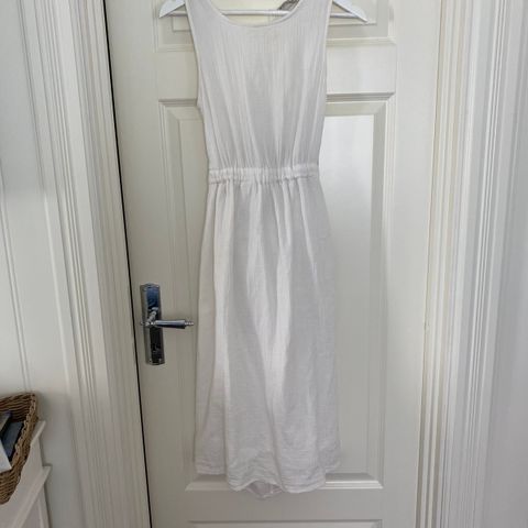Flott hvit kjole str.S selges 130kr