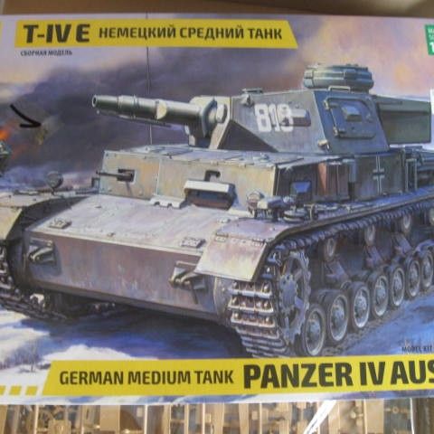 ZVEZDA (3641) 1/35 - German Panzer IV Ausf. E - Se bilder!