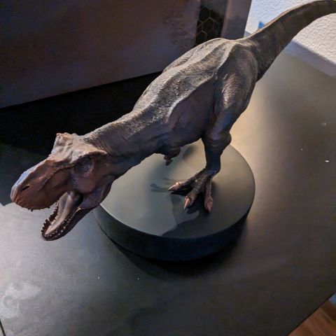 Selger en meget skjelden T-Rex figur i en farge av bronze.