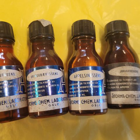 Samling av gamle essensflasker fra Storms Chem.Labratorie selges samlet