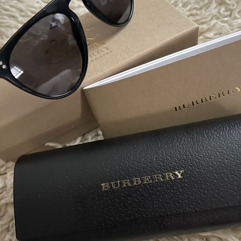 Solgt/ Burberry solbriller