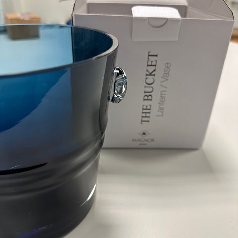 Magnor The bucket lykt/vase 16 cm blå