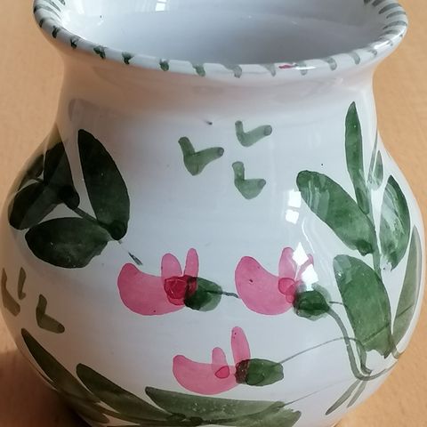 Liten vase i keramikk med erteblomst-dekor