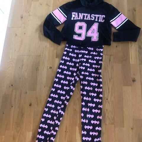 Tøft sett. Hettejakke/ tights .( sort / rosa / hvit) 8/10 år. Pent brukt..