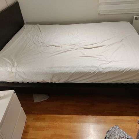 Seng Malm fra IKEA, litt bruk, 140cm, svart