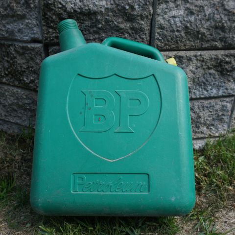 Selger:  BP drivstoff kanne