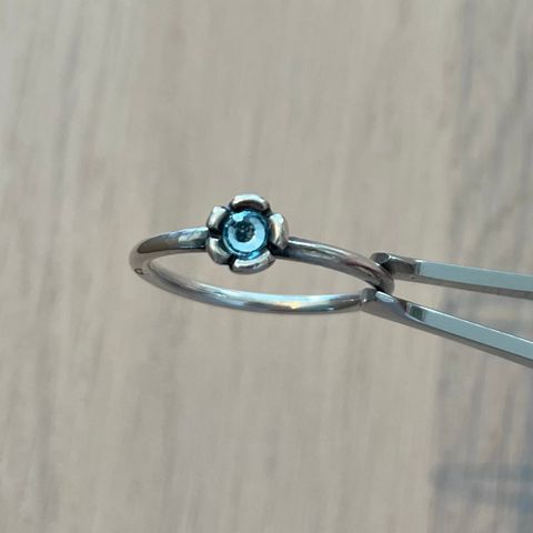 Ring, sølv, serie Tusenfryd i fra Huldresølv, Swarovski krystall, Aquamarina.