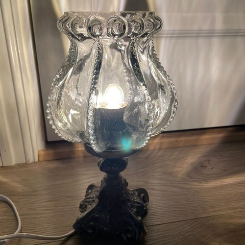 Stilig tung lampe med detaljer