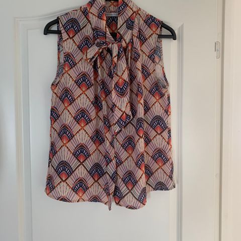 dame.  Bluse   Definitions.    Uk size 14/ eur 42.    45kr