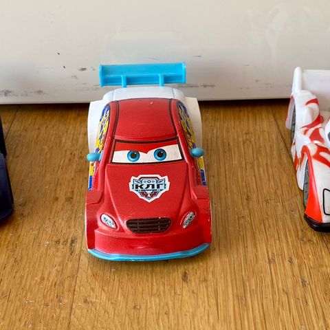 Tre lekebiler fra Disney Cars 2