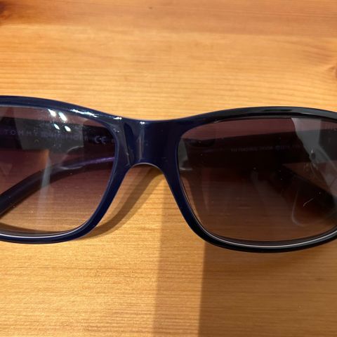Nye, klassiske  Tommy Hilfiger solbriller