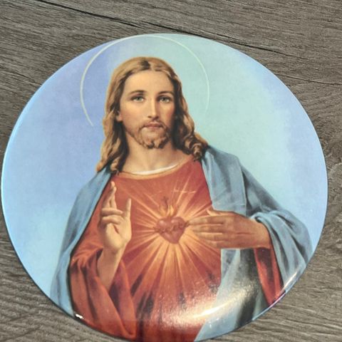 Stor vegghengt button av Jesus