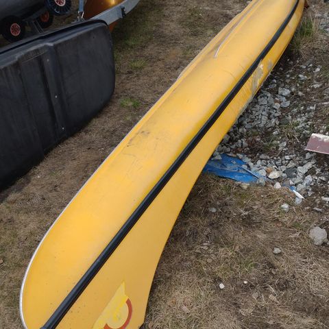 Stor kano delebåt pga skade