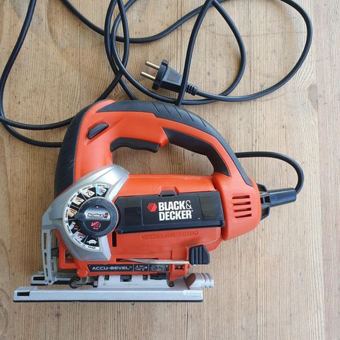 Pent brukt pendelstikksag Black & Decker modell KS900S selges.