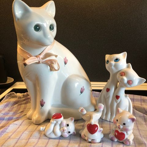 Kattefigurer i porselen