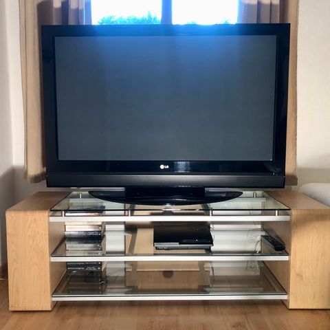 TV og TV benk 1200 kr / kan kjøpes separat