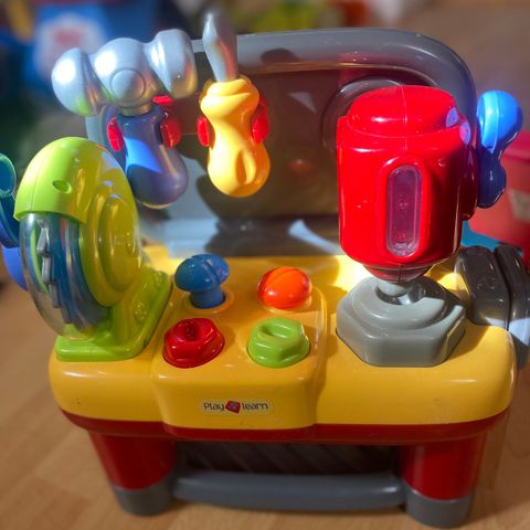 Play 2 learn toy with light and sound