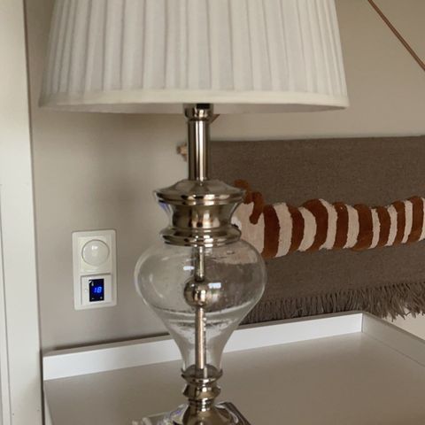 Bordlampe i glass med hvit lampeskjerm