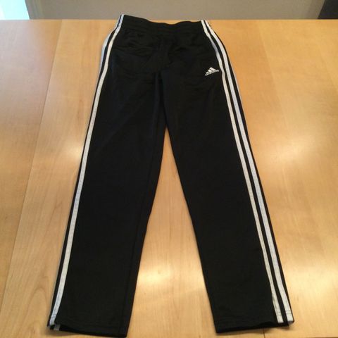 Adidas joggebukser.Størrelse 14/16 år. Som ny!