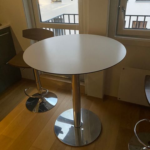 Justerbart bord fra Bolia Ø80 hvitt // Mulig levering i Oslo
