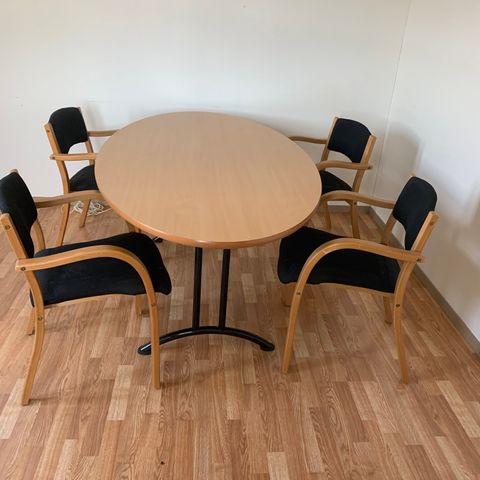 Ovalt spisebord med stoler til kontor selges
