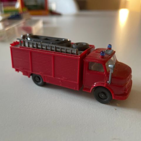 WIKING - MERCEDES BENZ - FIRE ENGINE TRUCK - HO SCALE - BOAT/WATER