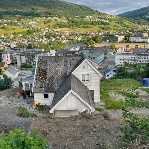 RIVES NÅ! Hus fra 1920 m/tilbygg. Flott tømmer og takstoler på tilbygg.