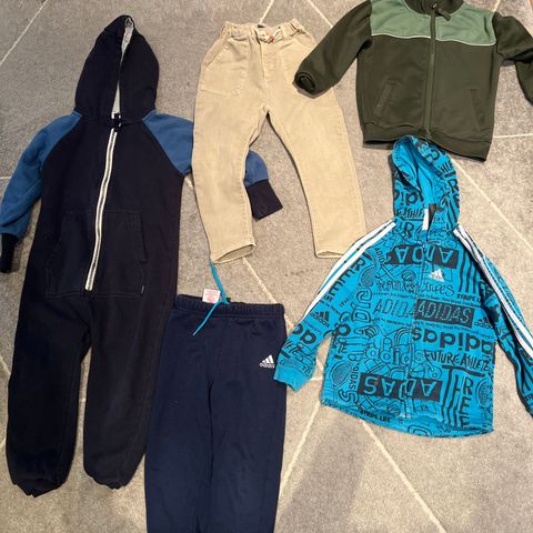 Klespakke ti gutt fra 4 til 5 år Adidas,Refleks,Zara