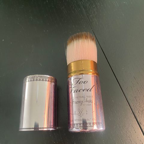 Too Faced Bronze retractable kabuki brush