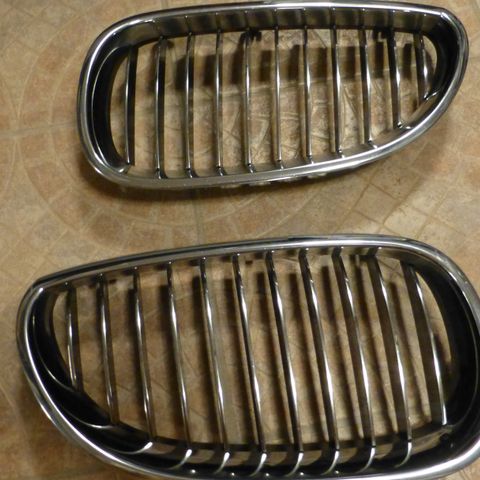 Grill/nyrer, sideblinklys og vindusspylerdyser til BMW E60/61 5-serie, selges.