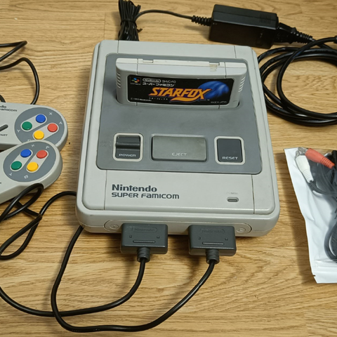 Super Famicom / (Super Nintendo, japansk utgave) med ett spill