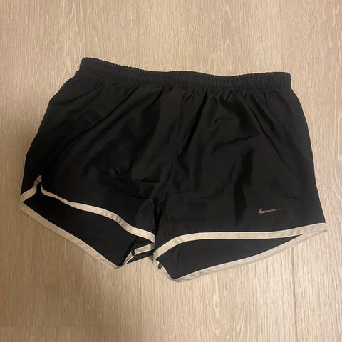 Nike shorts i strl S