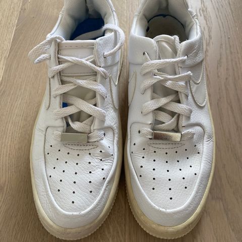 Pent brukte Nike Air Force 1 selges, str. 38