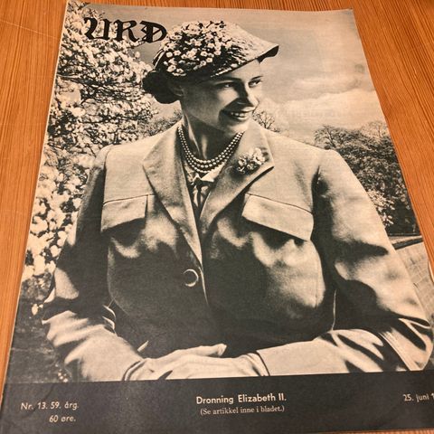 URDNr. 13 - 1955 - FORSIDE : DRONNING ELIZABETH II, ARTIKKEL I BLADET